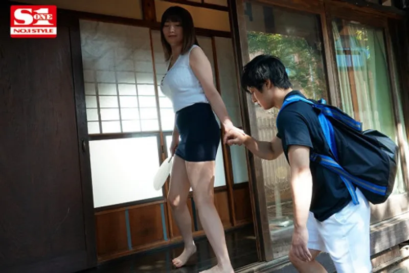 Anh chàng dâm đãng cò khi nhìn trộm em họ địt trộm với chồng