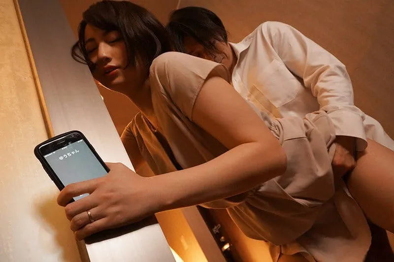 Vợ đi họp lớp rồi đụ với nyc mặc cho chồng ở nhà chờ