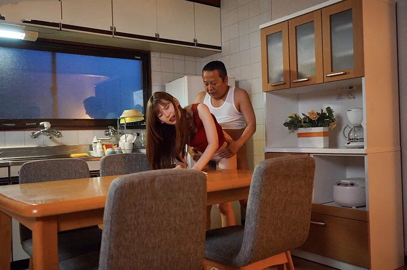 Con gái bị người chồng mới của mẹ nện mỗi ngày, cho dù đã có người yêu