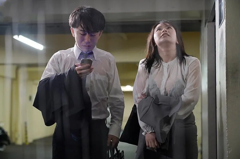 Kẹt lại nhà nghỉ với tiền bối nữ sau một cơn mưa ướt đẫm