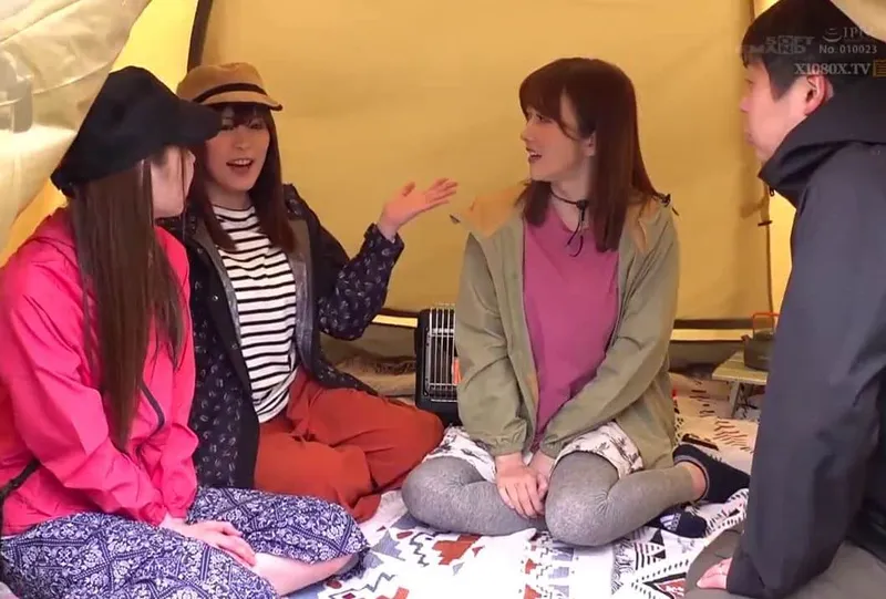 Chuyện lạ đời, anh xã thay cô vợ đi cắm trại với mấy cô bạn của bà xã ở khu phố…