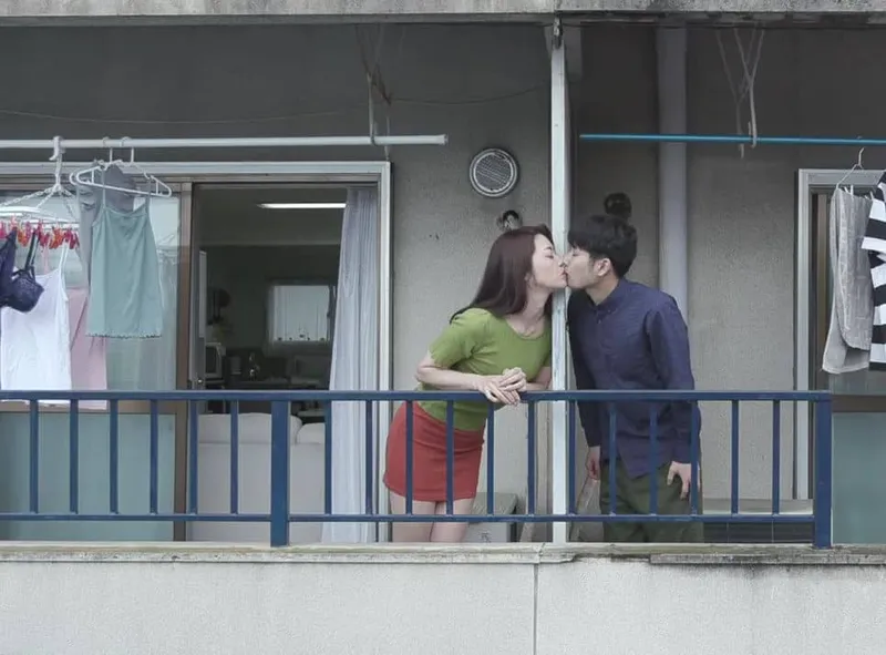 Tiếng rên của chị gần nhà bên và cậu thanh niên được lái máy bay