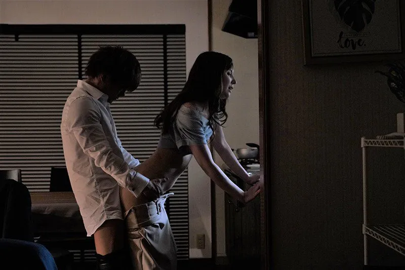 Tiền bối đi công chuyện, cậu nhân viên đến nhà phang bà xã ông ấy