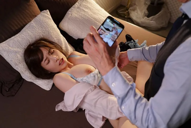 Cấp trên chuốc thuốc em thư ký bắt nện cả đêm khi đi công tác xa