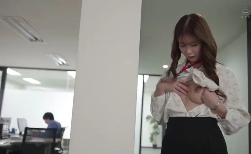 Bí ẩn của cô nhân viên bề ngoài nghiêm nghị nhưng thực chất là "nữ thần dâm đãng"