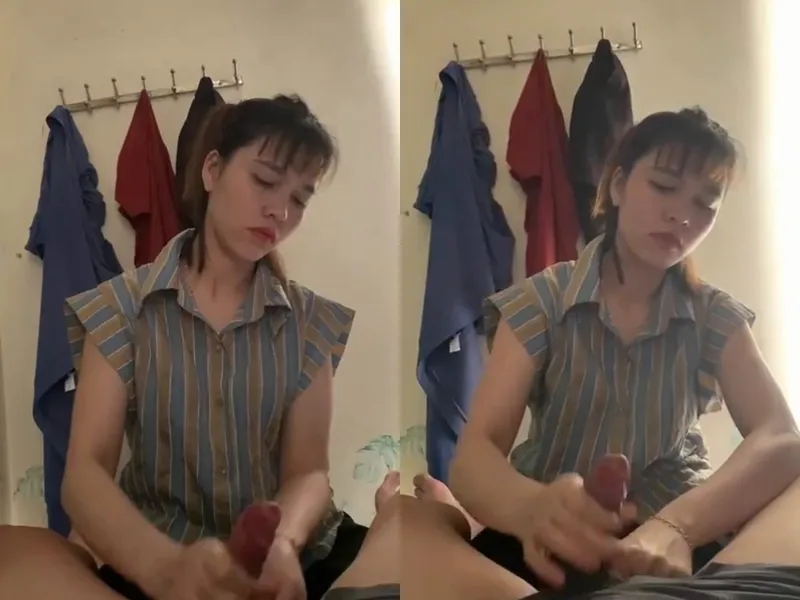 Anh trai đi vắng, ép bạn gái của anh trai sục cậu bé xuất tinh